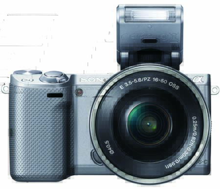 NEX-5T von Sony in Silber mit grossem CMOS-Bildsensor. Eine Berührung der Kamera mit einem anderen Greät genügt, und die NEX-5T ist umgehendmit dem Android-Smartphone oder Tablet-PC über WiFi verbunden.