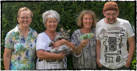 Neben mir freut sich die 1. Vorsitzende über die 420 Euro-Spende. Auch kleine Summen helfen dem Tierheim weiter. An ihrer Seite Solveig Wanninger und Ilse Jehl. Sie können stundenlang Geschichten erzählen, die leider selten erfreulich sind.