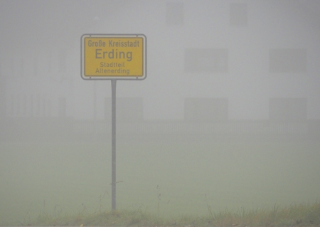 Neue Aufnahme von diesem Straßenschild. Jetzt mit "Große Kreisstadt". Die einzige Stelle mit ruhigem Hintergrund - auch ohne Nebel :-)