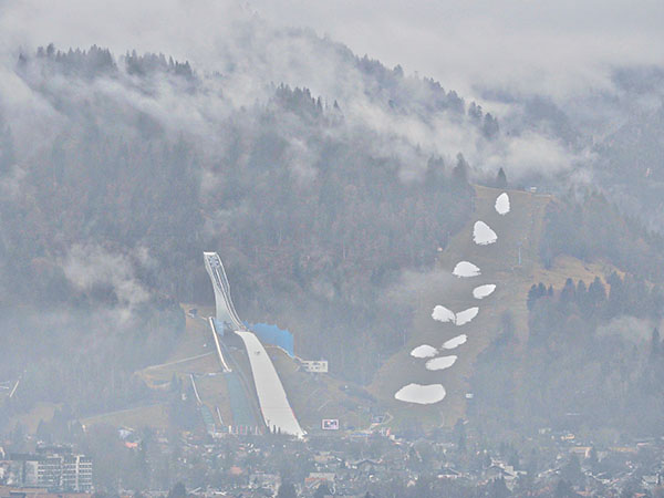 Eines der ersten Fotos 2016. Blick zur Sprungschanze am 1.1.2016 bei starkem Nebel. 10 Minuten später war die Sichtweite noch 50 Meter.