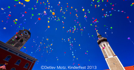 1200 Luftballone steigen in den Himmel - mit einer Karte. Welche wird an die Kinder zurück kommen?