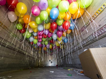 Hinter der Türe 600 Luftballons in zwei Lastwagen. Da schlagen Kinderherzen höher. Und auch das des Fotografen :-) 