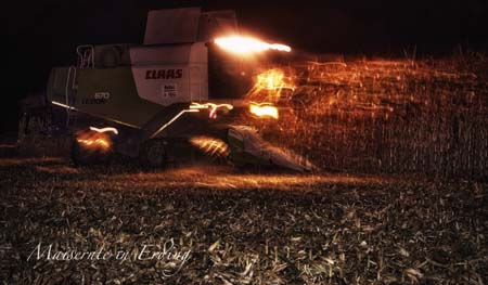 Eigentlich hätte ich nicht damit gerechnet, dass der Mais bei Nacht geschnitten wird. Den rechtzeitigen Moment habe ich mit Blitz und Langzeitbelichtung fotografiert.1/4 Sekunde, Blende 8, 70 mm, ISO 400