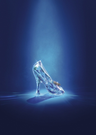 Foto: Walt Disney Die legendären Schuhe bestehen aus stabilem Kristall und erstrahlen in 221 Facetten mit lichtreflektierender "Crystal Blue Aurora Borealis-Beschichtung". Erstellt wurden sie im Kristallhaus in Österreich.